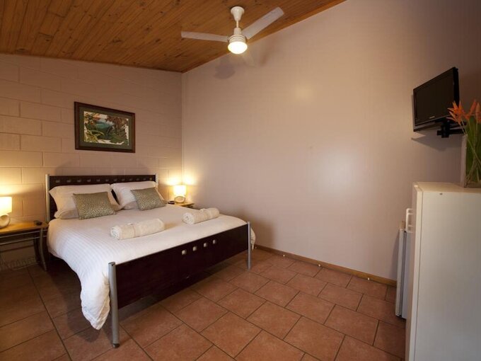 Dougies Backpackers Resort - Room